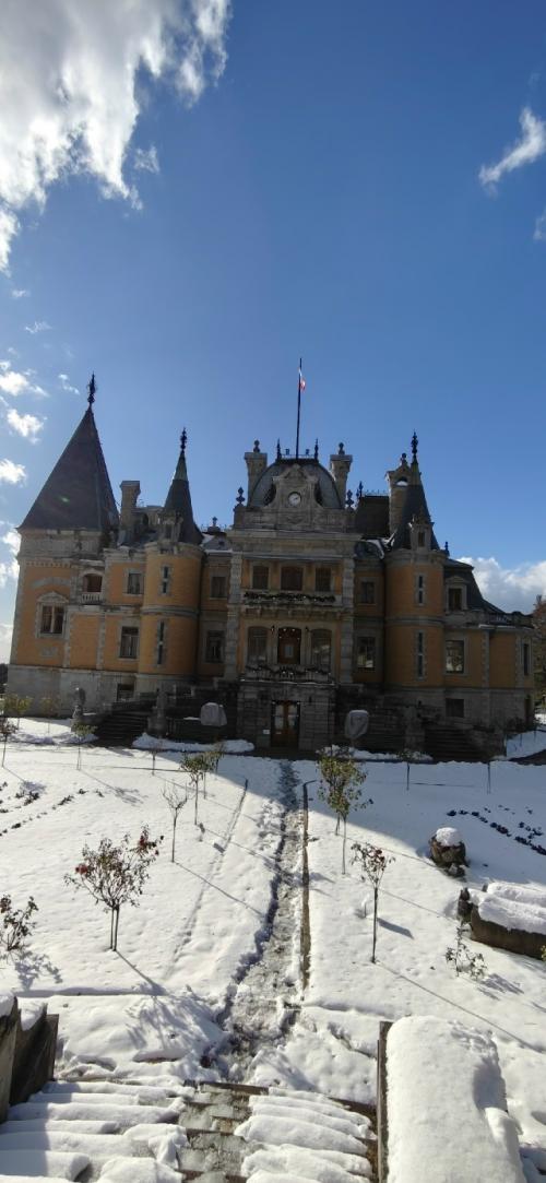 Массандровский дворец выполнен в стиле французского шато, сочетая элементы ренессанса и барокко. 02