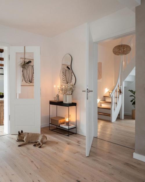 Теплый скандинавский дом в бежевых оттенках с деревянной мебелью. 07