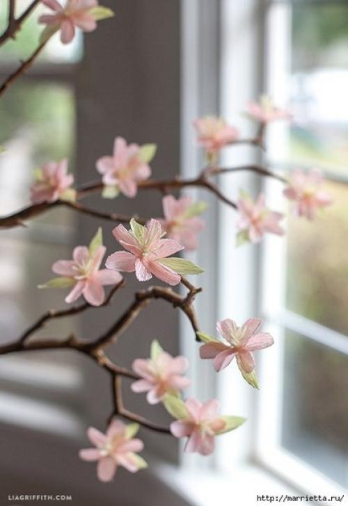 Веточка цветущей вишни из гофрированной бумаги. 05