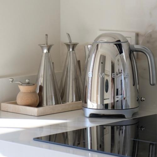 Хром и серебро - один из самых красивых и популярных трендов 2024 года в мире дизайна интерьеров и моды. 05