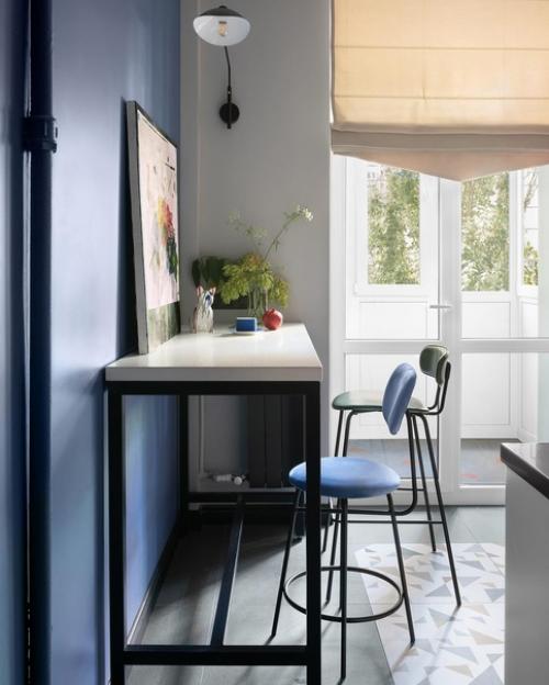 Яркий интерьер, стилизованный под период постройки дома, но не превращенный в полное ретро. 02