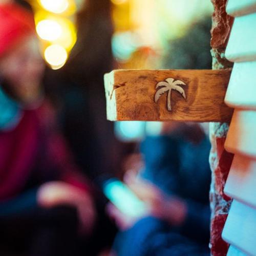 У Сенной Площади открыли сёрферскую кофейню с досками, гамаками и пальмами в интерьере. 01