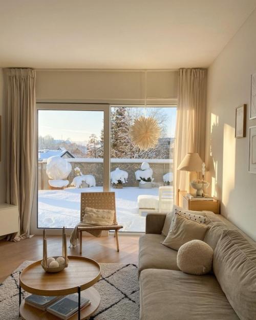 Чудесный зимний дом с интерьером в бежевых оттенках и шикарным видом из окон. 01