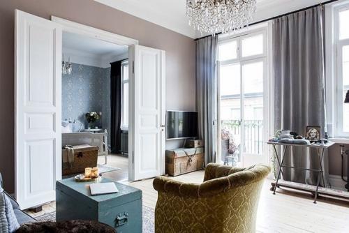 Эта прекрасная квартира находится в столице Швеции Стокгольме, в здании 1903 года постройки. 02