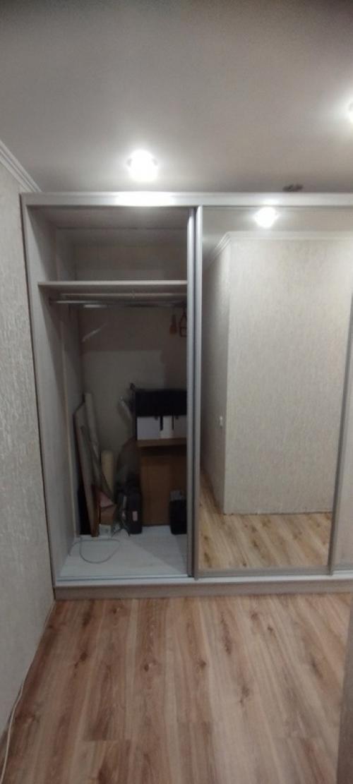 Небольшой и узкий коридор или прихожую можно визуально расширить, изготовив на заказ шкаф - купе с зеркальными дверями или отдельной дверью. 04