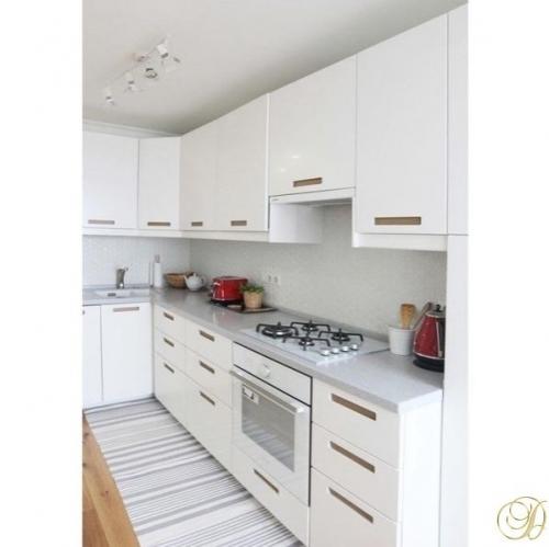 Однокомнатная квартира преимущественно в белых тонах выполнена. 02