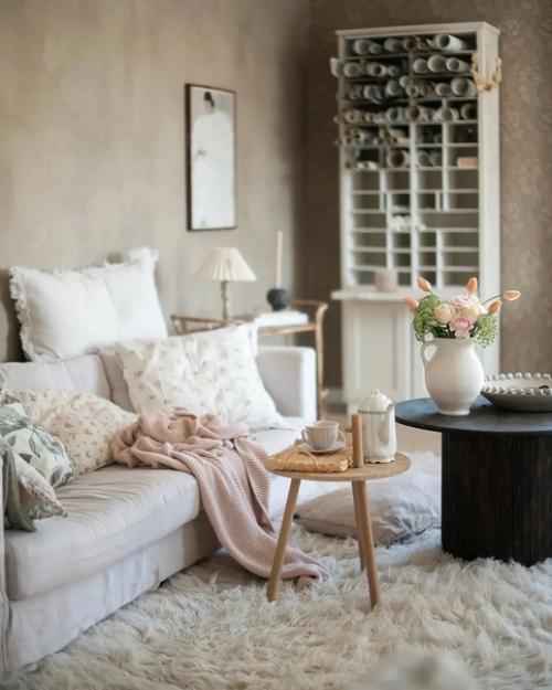 Приятные светлые цвета и цветочные обои в дизайне красивого дома в Швеции. 06