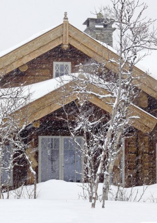 Этот сказочный дом принадлежит супружеской паре, которая переехала из Осло в местность халлингдал (Hallingdal) на севере Норвегии. 02
