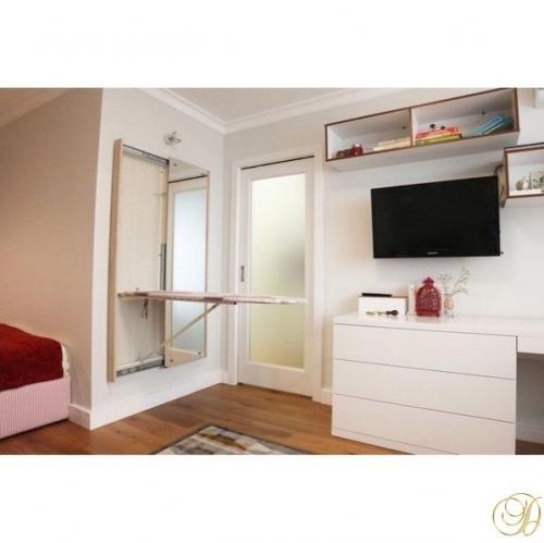 Однокомнатная квартира преимущественно в белых тонах выполнена. 07