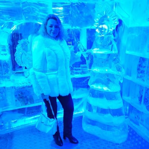 Моя экскурсия у снегурочки продолжилась - ледяной комнатой ( Морозная Экскурсия), принимающая гостей круглый год. 01