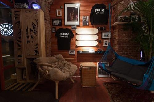 У Сенной Площади открыли сёрферскую кофейню с досками, гамаками и пальмами в интерьере. 04