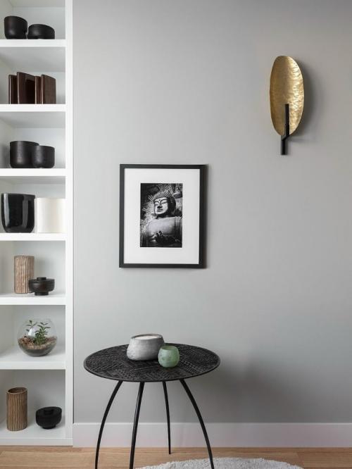 Когда геометрия пространства нестандартная, на помощь приходят встроенные системы хранения - они прячут ниши и подстраиваются под форму квартиры. 03