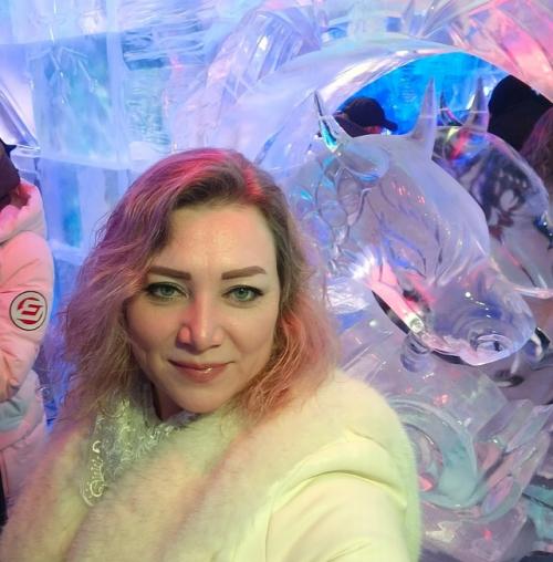 Моя экскурсия у снегурочки продолжилась - ледяной комнатой ( Морозная Экскурсия), принимающая гостей круглый год. 02