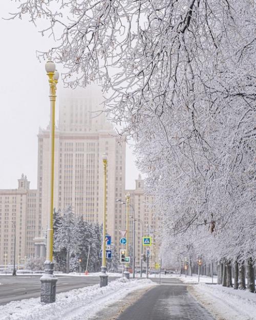 МГУ - самая высокая, самая технически оснащённая, самая населенная и самая дорогостоящая высотка из всех сталинских высотных зданий. 09