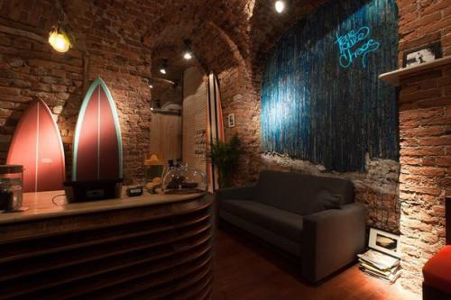 У Сенной Площади открыли сёрферскую кофейню с досками, гамаками и пальмами в интерьере. 02