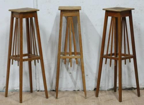 Когда мы несли этот экспонат от нашего дарителя Матвеевой Ирины Владимировны в музей, многие ребята спрашивали, зачем нам нужна барная табуретка. 03