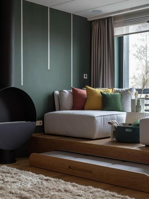 Когда геометрия пространства нестандартная, на помощь приходят встроенные системы хранения - они прячут ниши и подстраиваются под форму квартиры. 02