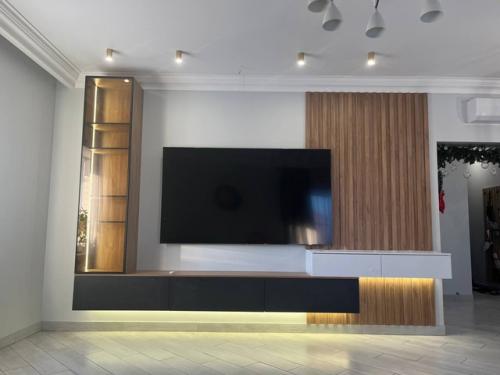 Мы завершили установку тв зоны для нашего заказчика, и это действительно важный этап в создании уютной атмосферы в квартире. 02