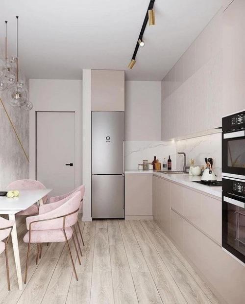 Красивый интерьер квартиры выполнен проект в светлых тонах с лёгкими нотками розового цвета и уютными деталями. 02