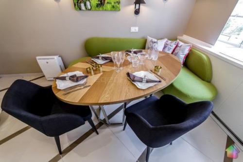 Дизайн интерьера угловой кухни с диваном 13 кв. 06