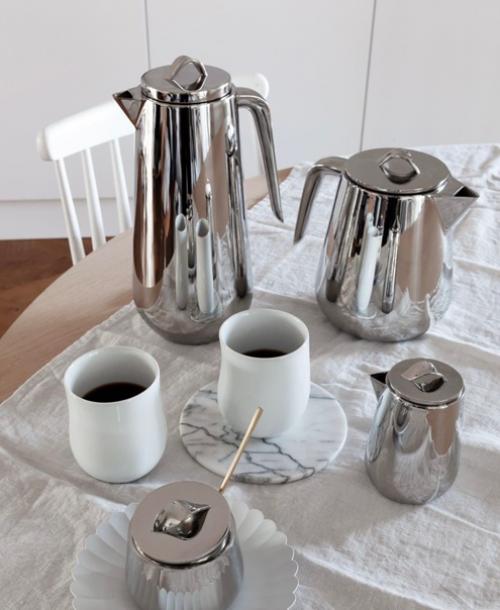 Хром и серебро - один из самых красивых и популярных трендов 2024 года в мире дизайна интерьеров и моды. 04