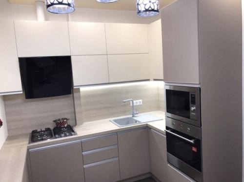 Обустройство и ремонт небольшой 6-ти метровой кухни в приятной бежевой цветовой гамме и стиле минимализм. 02