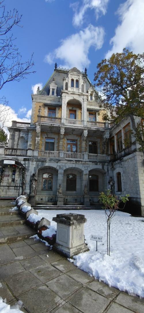 Массандровский дворец выполнен в стиле французского шато, сочетая элементы ренессанса и барокко. 08