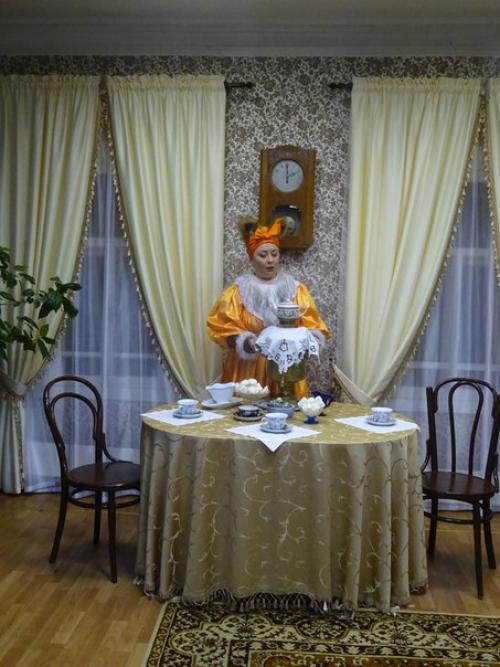 К Баяновне - о старине поговорить да выпить кофею. 01