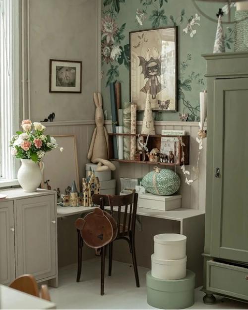 Приятные светлые цвета и цветочные обои в дизайне красивого дома в Швеции. 03