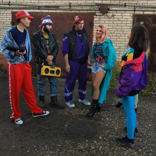 90-е - это время, когда слово Тренд просто не успело прижиться, потому что всё решало одно: достал или нет. 02