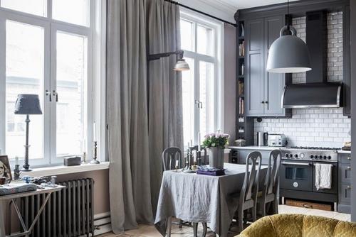 Эта прекрасная квартира находится в столице Швеции Стокгольме, в здании 1903 года постройки. 03