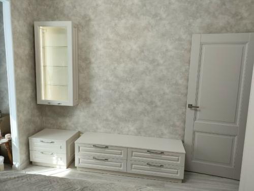 Шкаф и тв зона в спальню были созданы с вниманием к каждой детали, чтобы максимально соответствовать пожеланиям и стилю интерьера. 01