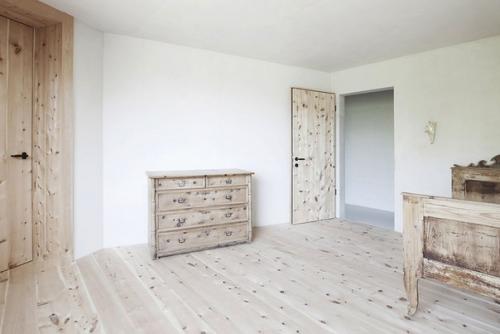 Студия Pedevilla Architekten представила комплекс из двух загородных домов для отдыха в итальянских Альпах. 08