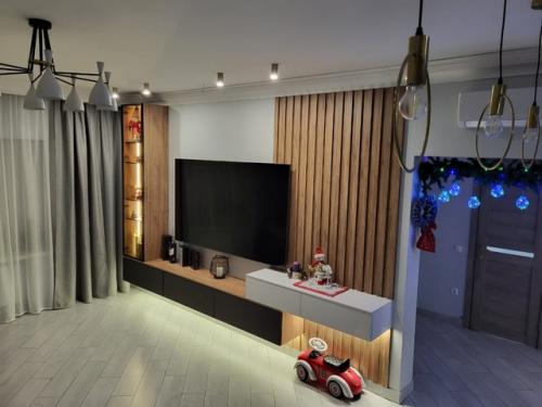 Мы завершили установку тв зоны для нашего заказчика, и это действительно важный этап в создании уютной атмосферы в квартире.