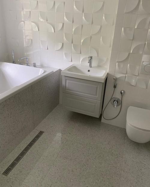 Совмещенный санузел в светлой цветовой гамме. 03