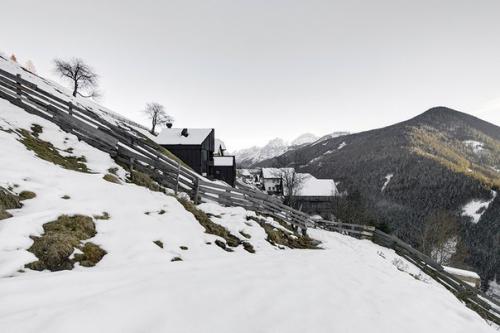 Студия Pedevilla Architekten представила комплекс из двух загородных домов для отдыха в итальянских Альпах. 09