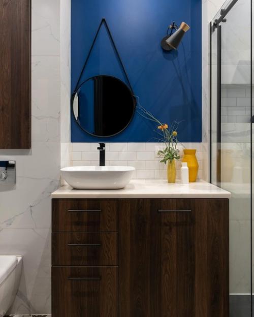 Яркий интерьер, стилизованный под период постройки дома, но не превращенный в полное ретро. 07