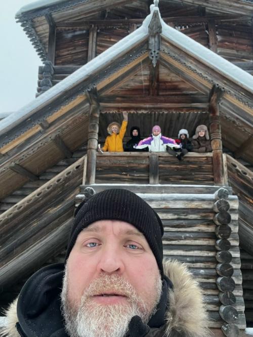 В малых корелах с большой компанией.  