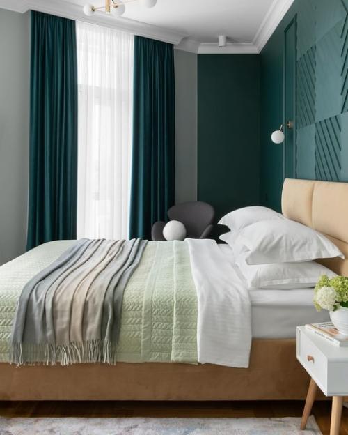 Яркий интерьер, стилизованный под период постройки дома, но не превращенный в полное ретро. 06