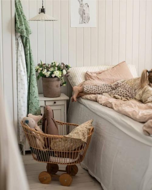 Приятные светлые цвета и цветочные обои в дизайне красивого дома в Швеции. 07