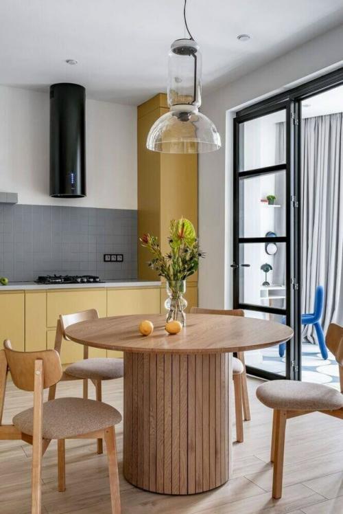 Микс фактур и сочных красок в двухкомнатной квартире. 

