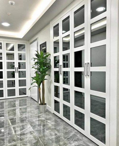 Коридор - это одна из самых важных зон в вашем доме, ведь именно через нее проходят все жильцы и гости. 04