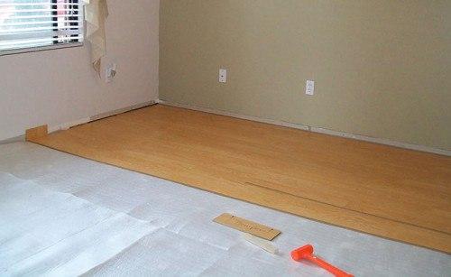 Водостойкий ламинат. Даже обыкновенный ламинат менее подвержен разрушительному действию влаги, нежели паркет или массивная доска. 02