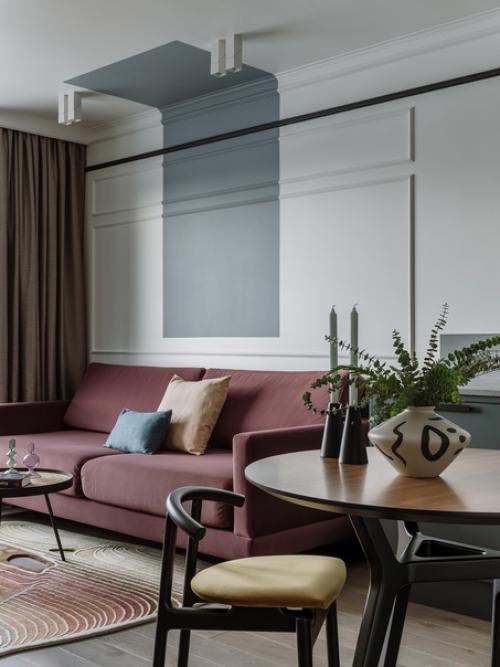 С помощью цвета дизайнер Анна Зуева превратила стандартную Евродвушку с отделкой от застройщика в уютное гнездышко для молодой пары. 01