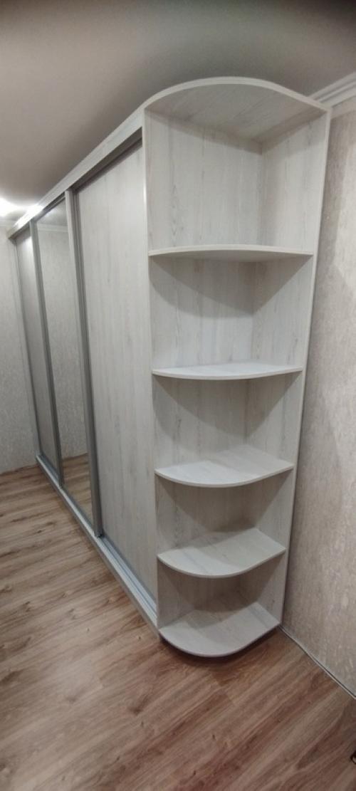 Небольшой и узкий коридор или прихожую можно визуально расширить, изготовив на заказ шкаф - купе с зеркальными дверями или отдельной дверью. 01