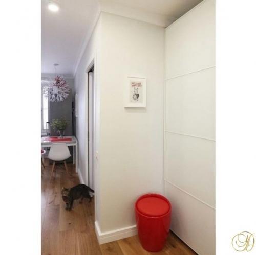 Однокомнатная квартира преимущественно в белых тонах выполнена. 04