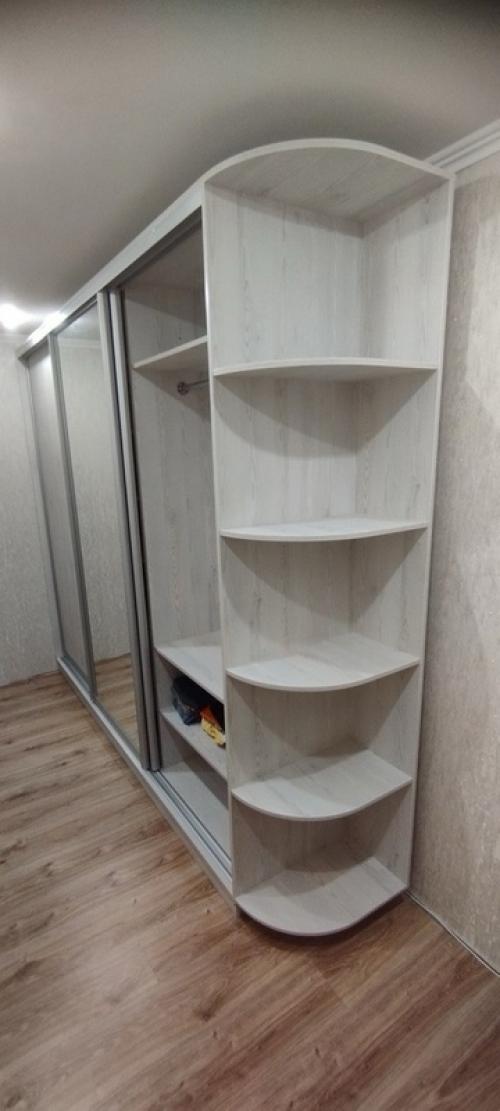 Небольшой и узкий коридор или прихожую можно визуально расширить, изготовив на заказ шкаф - купе с зеркальными дверями или отдельной дверью. 02