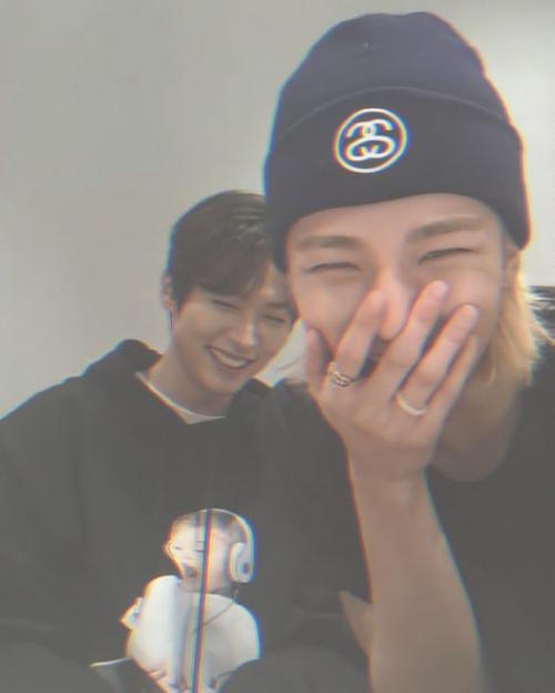 Mini!  au, в котором хёнджин влюблён в девушку, но та уже четвёртый год в отношениях с минхо. 03