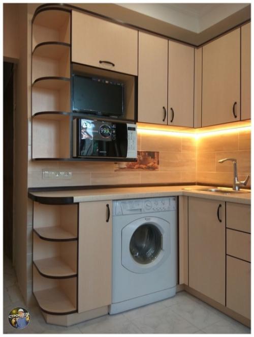 Простой и скромный интерьер кухни с гарнитуром классического кремового цвета. 04