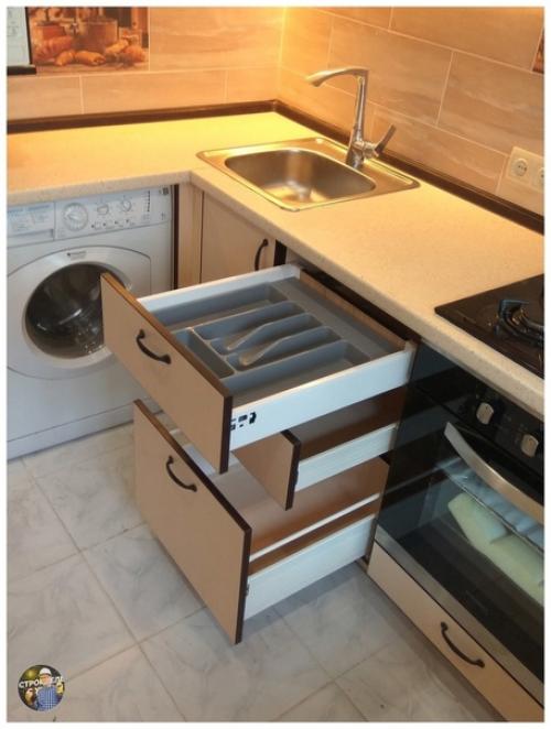 Простой и скромный интерьер кухни с гарнитуром классического кремового цвета. 02